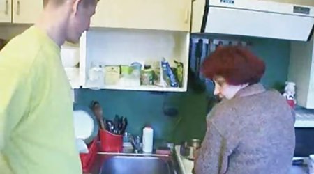 بین نژادی وحشی در گربه یک شلخته با یک لب به لب در وسط میدان
