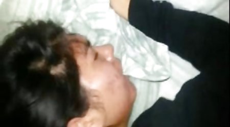 همسر اسپانیایی با دو سیاه پوستان و شوهرش به نظر می رسد