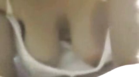 عروس فاحشه در حالی که سیگار کشیدن دیک را بمکد