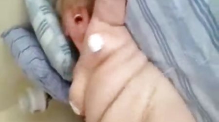 مادر شگفت زده پسر خود را با حرکات تند و سریع خاموش