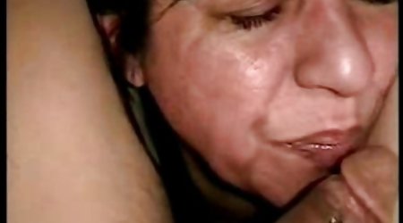 او فاحشه خواهر خود را جاسوسی و در حمام می شود تا او را فاک کند